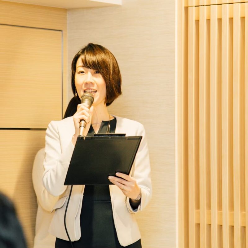 法人パーティ・ケータリングの美味しい料理を提供するスタッフの写真｜NEO DINING